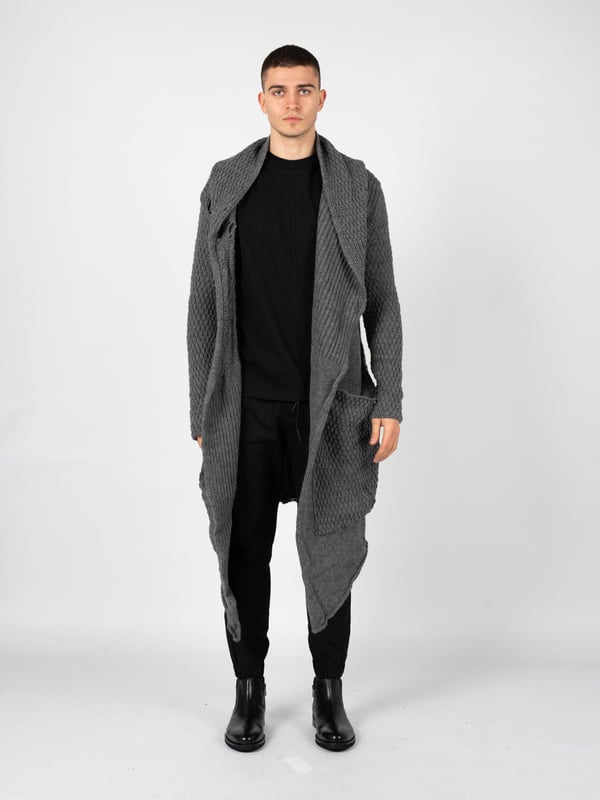 Unisex
Einfacher, längerer Schnitt
Mit Kapuze
Asymmetrisch mit einem Knopf verschließbar
Vorne mit zwei großen aufgesetzten Taschen
Aus hochwertigem Strickstoff gefertigt
Hergestellt in Italien