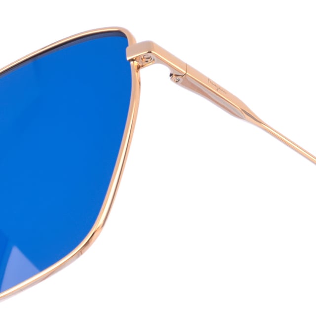 Gafas de sol con montura metálica.
Color Dorado.
Forma rectangular.
Lentes de color Azul Oscuro.
Patillas metálicas a tono, con el nombre de la firma grabado, y acabadas en acetato.
100% Protección UV.
Cristales antirreflejo.

Medidas  Medidas  Alto lente: 47 mm. Ancho lente: 63 mm. Puente: 10 mm. Patillas: 140 mm..

Limpiar las gafas con agua y jabón.
- No utilice paños sucios o abrasivos, que puedan alterar las características de los filtros.
- Utilice solo accesorios y repuestos originales.

Incluye: Todos nuestros productos se envían en el interior de su estuche original.