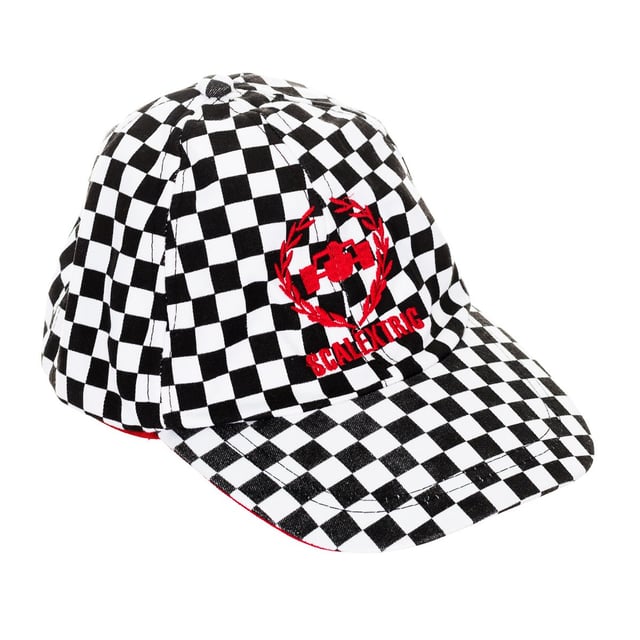 Gorra básica.
Color Negro-cuadros blancos.
Bordado personalizado por la firma, en el frontal.
Visera lisa.
Ajustable mediante cierre de velcro, en la parte trasera.
Costuras vistas a tono.

Composición:  100% Algodón

Lavar máximo a 30ºC.
- Planchar a media temperatura, máx. 110ºC.
- No permite usar secadora.
- No usar lejía.
- No admite el  lavado en seco.