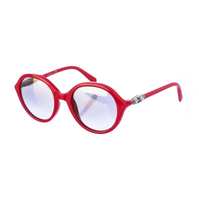Swarovski-Sonnenbrille mit Acetatrahmen.
 Ovale Form.
 Bügel aus Acetat mit Swarovski-Diamantdetails.
 100% UV-Schutz.
 Antireflektierende Gläser.
 Maße: Höhe der Gläser: 46 mm
 Breite der Gläser: 51 mm.
 Steg: 20 mm.
 Bügel: 140 mm.
 Zusammensetzung: Azetat
 Pflege:
Reinigung und Pflege:
 -Reinigen Sie die Gläser mit Wasser und Seife (neutral).
 - Verwenden Sie keine schmutzigen oder scheuernden Tücher, da diese die Eigenschaften der Filter verändern können.
 - Verwenden Sie nur Originalzubehör und -ersatzteile.