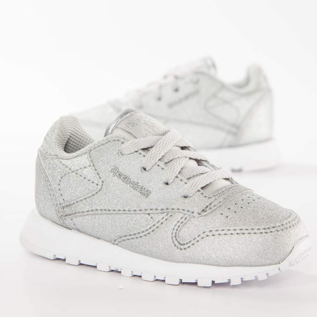 Reebok Classic Kinder Sneaker Mädchen Grau Synthetik. Authentischer Schuh der Marke Reebok - Streetwear/Sportswear-Design von Reebok - Reebok für modebewusste Mädchen, perfekt für den Alltag - Der graue Reebok Sneaker lässt sich perfekt mit dem Rest Ihrer Garderobe kombinieren - bequeme Synthetikmaterialien - klassische elastische Schnürsenkel - Classic Kids - Synthetik