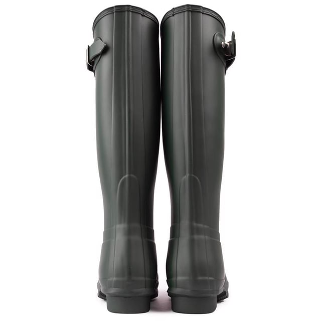 Las botas de agua Tall Classic originales de Hunter son precisamente eso. original y clásico. Estas botas de agua verdes de diseño premium son perfectas para paseos húmedos y embarrados o para pasar tiempo jugando en el jardín. Las botas son totalmente impermeables. Están hechos a mano y cuentan con una suela de goma resistente. Un forro de poliéster mantiene tus pies cómodos y ajustados. Están completos con la marca Hunter.