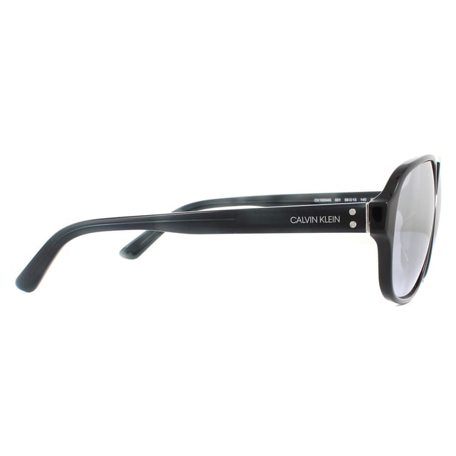 Las gafas de sol Calvin Klein CK18504S 001 Black Grey son de estilo retro con un elegante logotipo de Calvin Klein en las patillas.