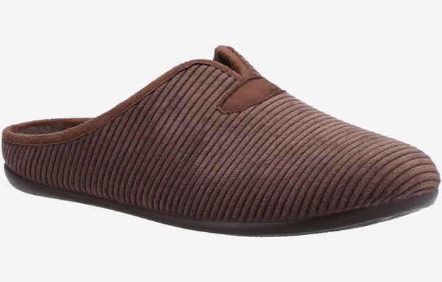 Inspired by the cosy wintry nights in Cotswold cottages, comes this luxurious men's mule slipper.
- Luxurious smooth microfibre upper
- Cosy microfibre faux wool felt lining and foot bed
- Lightweight and flexible TPR sole unit