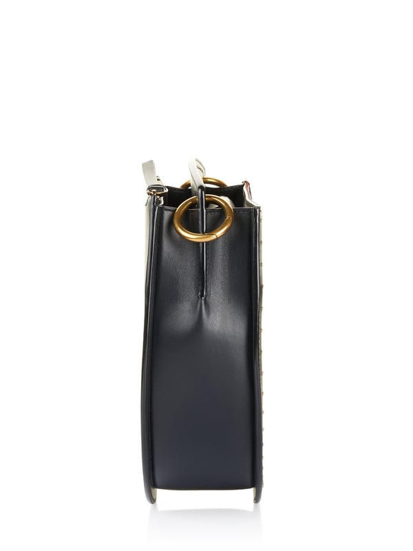 100% piel de becerro; Bolsa Bally; Modelo: 59379020532 F020; Mano de obra de alta calidad; Dos compartimentos de bolsillo, uno con cierre magnético; Un compartimento lateral con cremallera; Correa de hombro ajustable; Dos bolsillos interiores; Dimensiones (cm): 26 x 26 x 8; Detalles del logotipo de Bally.