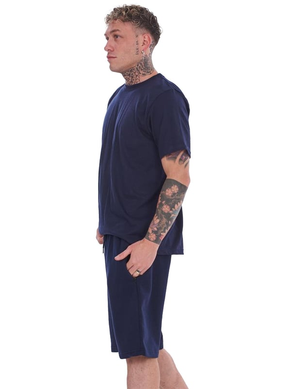 Wir stellen Ihnen das Kruze Herren-Trainingsanzug-Set vor: eine stilvolle und bequeme Ergänzung Ihrer Garderobe. Das normal geschnittene T-Shirt mit Rundhalsausschnitt verfügt über einen Rundhalsausschnitt und kurze Ärmel, ergänzt durch ein weiches Futter für zusätzlichen Komfort. Die dazugehörigen Shorts haben eine reguläre Passform mit elastischem Bund und verstellbarem Kordelzug und sorgen so für eine perfekte Passform. Werten Sie Ihre Activewear-Kollektion mit diesem unverzichtbaren Set auf! 52 % Baumwolle, 48 % Polyester. Erhältlich in Schwarz, Grau und Marineblau.