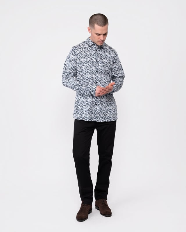 Verfraai je garderobe met ons CAPUA overhemd, gemaakt van een comfortabele katoenmix. Dit overhemd is een must-have, met een charmante ditsy bloemenprint die een speelse touch aan je look toevoegt.



Button up overhemd
Katoenmix
Ditsy bloemenprint
Lange mouwen
Klassieke kraag


97% Katoen, 3% Elastaan
 
272163

 






 