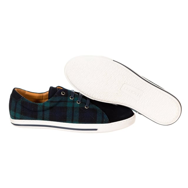 Zapatilla deportiva.
Color marino con detalle estampado de cuadros en tono caqui. 
Fabricado en piel y textil con acabado ante.
Punta redonda. 
Cierre de cordones en el frontal.
Plantilla de piel y textil personalizada por la marca.
Solapa con el nombre de la marca a tono. 
Suela de goma antideslizante, personalizada por la marca.
Costuras vistas a tono.

Composición:
- Exterior: Piel y textil. 
- Interior: Piel y textil. 
- Suela: Goma.

Mantenimiento:
- Limpiar con un paño húmedo.