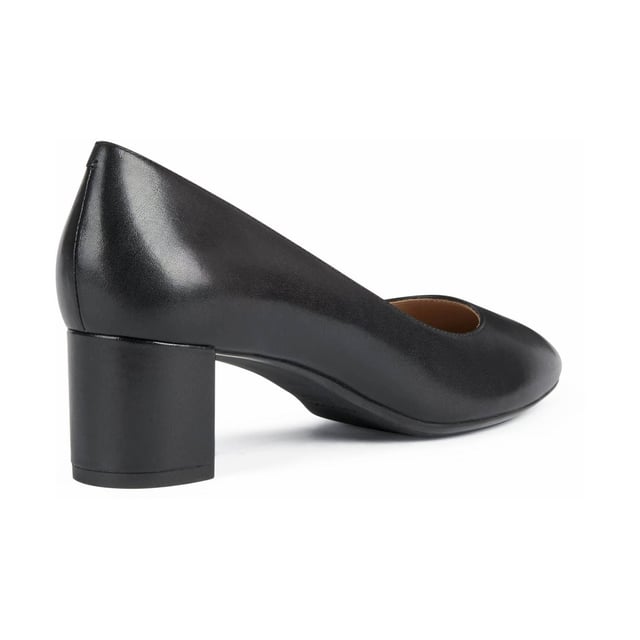 Oozing classic charm, Pheby 50 is a formal-looking court shoe and the perfect way to elevate a refined outfit or a special-event look. The upper in supple nappa rests on a mid-height column heel.