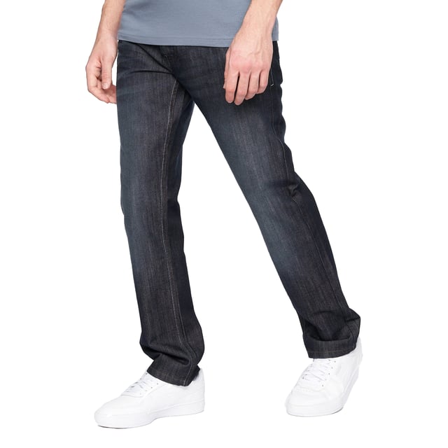 60% bomull, 40% polyester. Tyg: Denim, Marble Wash. Design: Sliten, präglad, logotyp. Fickor: 2 sidofickor, 2 bakfickor, 1 myntficka. Stängning: Gylf med dragkedja. Rygglapp, bälte, bälteshällor, märkesknappar, kontrastsömmar, nitade. Midja: Kontrasterande inre midjeband. Passform: Rak.