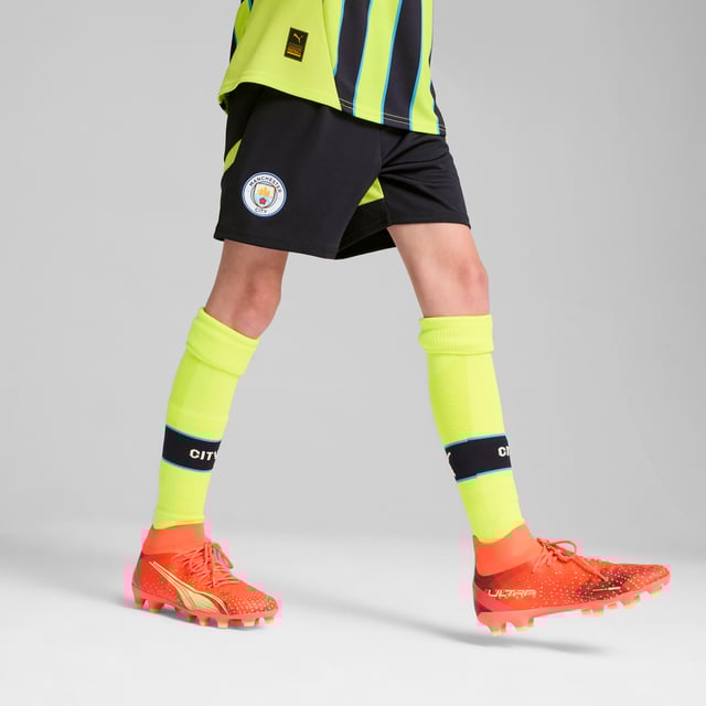 PRODUCT STORY : Hit the pitch like Manchester City's finest in these football shorts. They're made from sweat-wicking material to keep you cool in the tensest moments of the game and are finished with the team's famous crest on the leg. FEATURES & BENEFITS :  dryCELL: Performance technology designed to wick moisture from the body and keep you free of sweat during exercise. As part of the RE:FIBRE program, this garment is made of at least 95% recycled material from textile waste and other used materials.  DETAILS :  Regular fit. 170 gsm, Jacquard. Medium rise. Official team branding. PUMA branding details. PUMA Youth: Recommended for older kids between 8 and 16 years.  Our model is 150 cm tall and is wearing size  152 RUS.