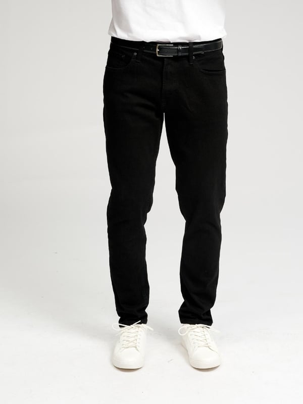 Reguläre Jeans von TeeShoppen
Jeans von TeeShoppen sind schick, bequem und stilvoll und damit das ganze Jahr über eine perfekte Wahl für jedes Outfit. Finden Sie das perfekte Paar Jeans, um Ihren Look und Ihre Garderobe zu vervollständigen. Hier sehen Sie Jeans in Schwarz.

 Welche Größe hat die Jeans?  
Jeans gibt es in 36 verschiedenen Größen, die für Männer geeignet sind. Siehe und wählen Sie Ihre Größe unter "Größe".

 Über TeeShoppen
Bei TeeShoppen sind wir stolz darauf, unsere eigenen Produkte anzubieten. Mit unserem Sortiment möchten wir Ihnen die Möglichkeit geben, Ihre Garderobe mit einfacher und moderner Kleidung zu ergänzen. Unsere Kleidung ist so konzipiert, dass sie für eine Vielzahl von Anlässen geeignet ist und gleichzeitig aus hochwertigen Materialien hergestellt wird, die einen hohen Tragekomfort gewährleisten. Wenn Sie einen zeitlosen Anbieter von Mode für Männer und Frauen suchen, dann sind Sie bei uns genau richtig. Bei TeeShoppen zahlen Sie nur für Qualität und Service, die uns wichtig sind. Wir erweitern ständig unser Sortiment, um mit der sich ständig verändernden Modewelt Schritt zu halten.