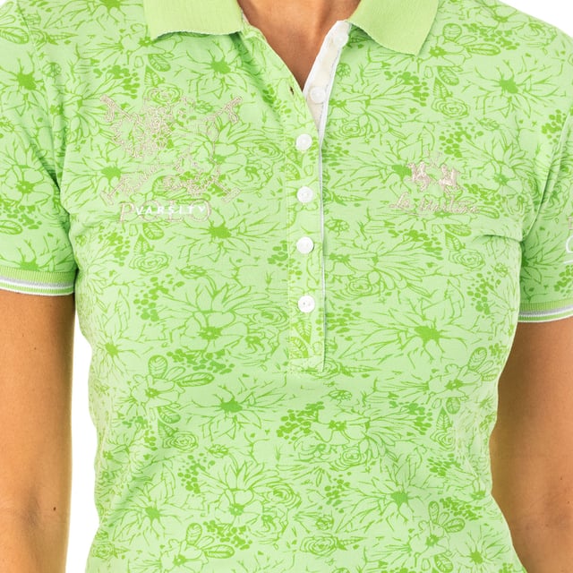Polo manga corta estampada.
Color Verde
Cuello de solapa.
Cierre medio de botones.
Detalle de bordado del logo de la marca en el lateral superior.
Detalle bordado, en la parte delantera y manga.
Costuras vistas a tono.

Composición:  95% Algodón, 5% Elastano

- Lavar máximo a 40ºC.
- Planchar a media temperatura, máx. 130ºC.
- Permite usar secadora.
- No usar lejía.
- No admite el  lavado en seco.


Talla              Talla
Diseñador   Europea

1                       XS
2                         S
3                         M
4                         L
5                        XL
6                       XXL