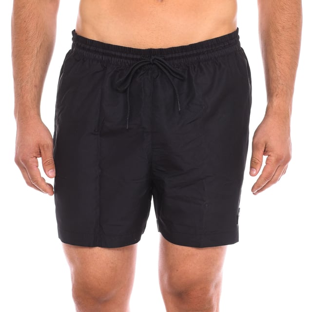 Este pack exclusivo de Calvin Klein incluye un bañador y una toalla, ideales para disfrutar de un día de playa o piscina con estilo y comodidad.

Bañador: Con un diseño clásico, el bañador presenta una cintura elástica con cordón ajustable para un ajuste perfecto y cómodo. El logo de la marca está discretamente ubicado en la pierna inferior, añadiendo un toque distintivo. 

Su tejido ligero y resistente al agua permite mayor libertad de movimiento, haciendo que sea ideal tanto para nadar como para relajarse al aire libre.

Toalla: De tamaño compacto pero funcional, la toalla es suave y absorbente, perfecta para secarse después de un chapuzón. El distintivo logo de Calvin Klein está presente, añadiendo un toque elegante y sofisticado.

El pack viene en un práctico estuche con cierre de cremallera, lo que facilita su transporte y almacenamiento, asegurando que siempre tengas todo a mano para tus actividades acuáticas.
 Composición: Bañador: 100% Poliéster; Toalla: Microfibra
 Cuidados:
- Lavar en máquina en agua fría.
- Evitar suavizantes. 
- Secar a baja temperatura.