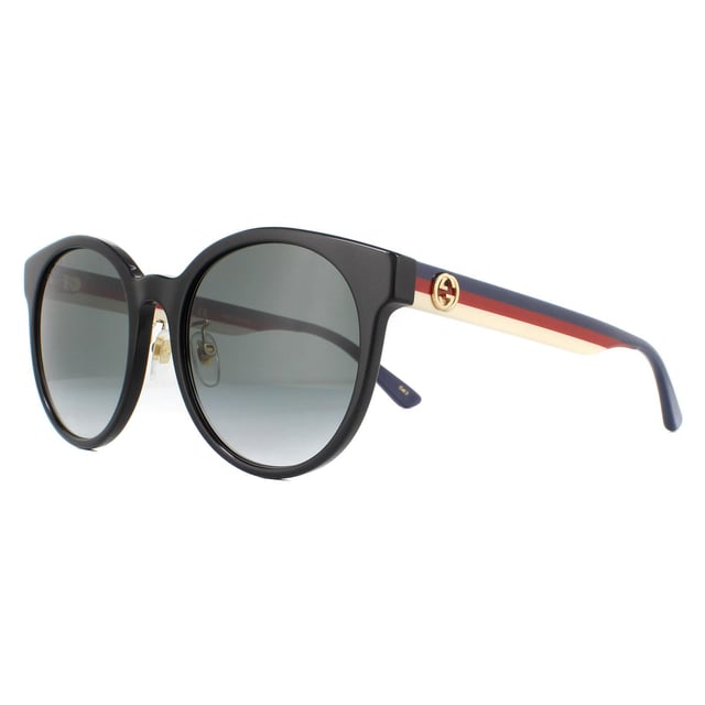 Las gafas de sol Gucci GG0416SK 001 en negro con degradado gris son de estilo redondo, fabricadas en acetato ligero y cuentan con almohadillas nasales ajustables y patillas gruesas decoradas con las características rayas de Gucci, además del logotipo GG entrelazado en metal.