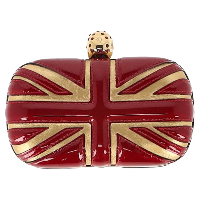 VINTAGE, RRP AS NEW
The Alexander McQueen Britannia Skull Box Clutch Bag in Red Patent Leather is a show-stopping accessory that effortlessly combines rebellious charm and high fashion. Crafted with a bold Britannia flag design in red and gold patent leather, this clutch features a unique box frame silhouette and a signature goldtone metal and crystal skull closure. Perfect for adding a touch of drama to your evening ensemble, it’s the ultimate statement piece for any occasion.


Alexander McQueen Britannia Skull Box Clutch Bag in Red Patent Leather 
Condition: Excellent
Signs of wear: No retail tag, No visible sign of wear., 
Packaging: None
Color: Red
Material: Patent leather
Size: One Size | One Size
Measurements: Width: 50; Height: 100; Length: 160
SKU: NAPPUGBBA446772W