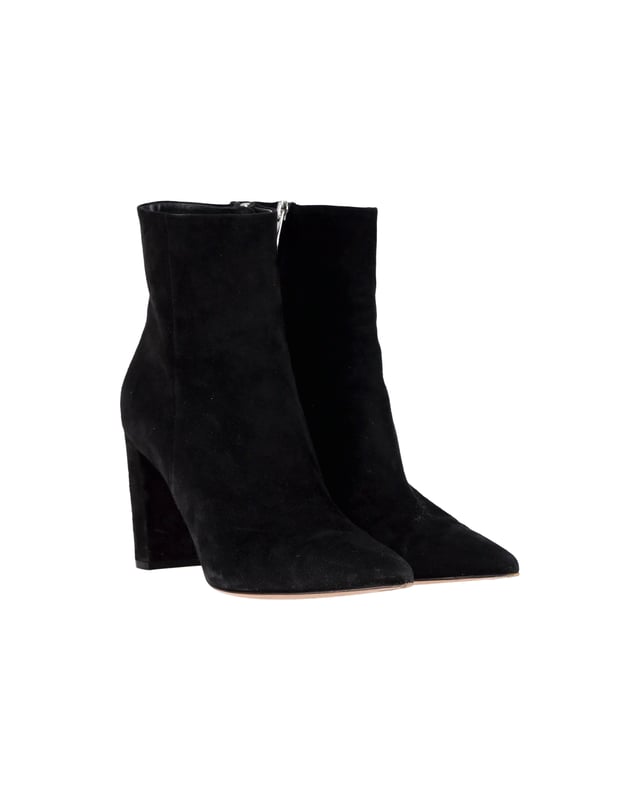 VINTAGE, RRP AS NEW
Elevate your wardrobe with the Gianvito Rossi Pointed-Toe Ankle Boots. Crafted from smooth suede uppers in a classic black hue, these boots exude timeless charm. The pointed toes add an element of sophistication, while the high-block heels offer a comfortable height boost. With a convenient side zip, these boots offer both style and ease.

Gianvito Rossi Pointed-Toe Ankle Boots in Black Suede
Condition: Very good
Sign of wear: Moderate wear on the soles, minor rubs on the suede, marks on the heels
Material: Suede
Color: Black
Size: IT41 / US11 / UK8
SKU: 361762