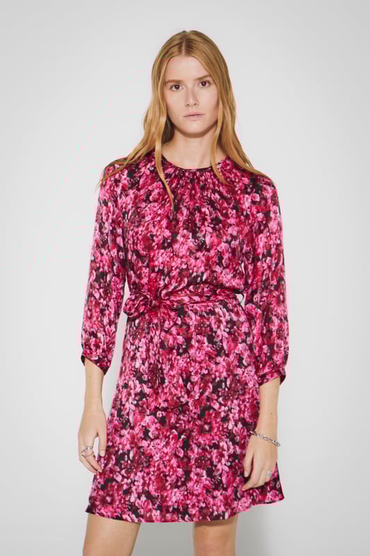 Pink flower print mini dress with removable belt. Opening in the back and button fastening on the back of the collar.