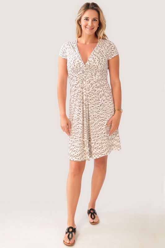 Flattering New Phase Eight Fit and Flare Knee Length Abstract Print Dress. Twist Front, Ruched Waist Stretch Jersey Fabric. Smart and comfortable enough to take you from work to play
Fit: Semi Fitted, Sizing: As expected.
