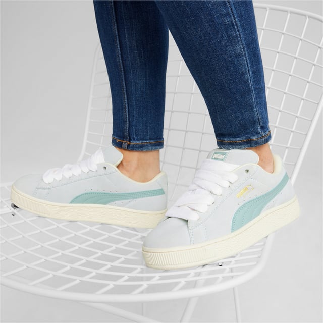 PRODUKTBESCHREIBUNG: Diese frische Interpretation des klassischen Suede schöpft Inspiration aus PUMAs Erbe im Breakdance und dessen Einfluss auf die moderne Streetwear. Der Suede XL bewahrt das ikonische DNA des Suede, verleiht ihm jedoch mit einem übertrieben gepolsterten Kragen und Zunge sowie einer robusteren Sohle eine besondere Note. Diese Ausführung verfügt über ein Obermaterial aus vollständig suede, ergänzt mit einem Leder-Formstreifen. MERKMALE & VORTEILE: PUMAs Lederprodukte unterstützen verantwortungsvolle Herstellung über die Leather Working Group. www.leatherworkinggroup.com DETAILS: Obermaterial aus Suede; Leder-Formstreifen; Zunge aus Suede mit Mesh-Bindung; Prägedruck und Folien-Print mit PUMA-Branding im seitlichen Bereich; Mesh-Futter; Mesh-Einlegesohle; Gummi-Mittelsohle; Gummi-Laufsohle; Futter: Textil, Andere; Laufsohle: Gummi; Obermaterial: Leder; Einlegesohle: Textil