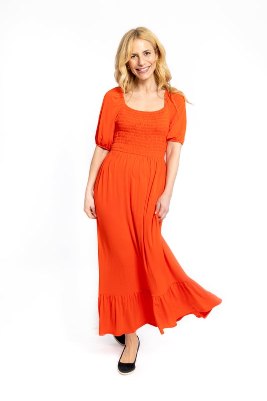 Las mangas cortas, el escote redondo y la falda de capas realzan tu figura. Este vestido es un verdadero showstopper en este vibrante tono naranja, perfecto para el verano y tus próximas vacaciones.

Escote redondo con mangas abullonadas y una falda completa hasta la pantorrilla.

100% Viscosa

Lavado a máquina a 30°