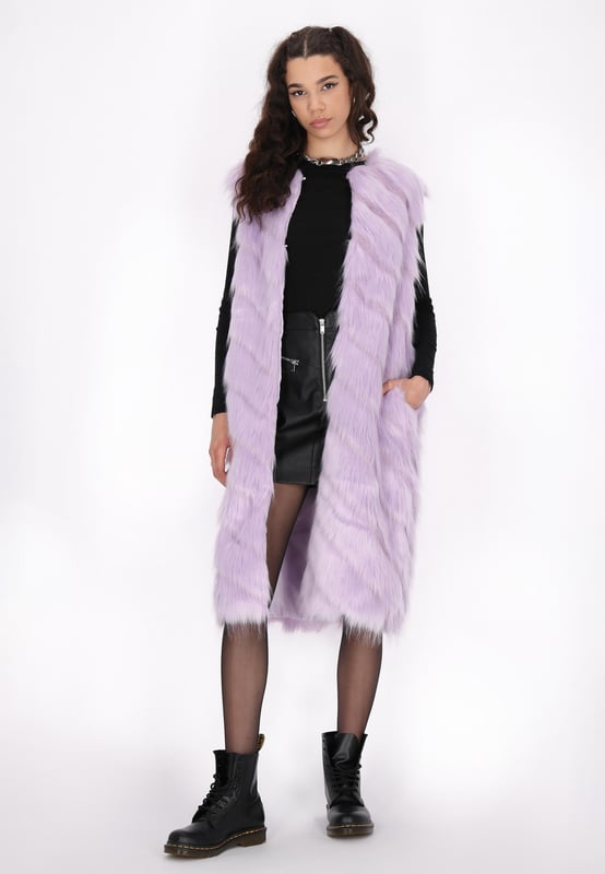 Dieses luxuriöse ärmellose Oberteil mit einer weichen, fellähnlichen Textur strahlt Raffinesse und Stil aus. Der gerade Saum und der offene Kragen machen es perfekt zum Layern über Outfits für zusätzliche Wärme oder als schickes Fashion-Statement. Das schlichte, aber elegante Design betont die strukturierte Oberfläche und Silhouette und schafft einen auffälligen Look, der sowohl vielseitig als auch modisch ist.  Weste