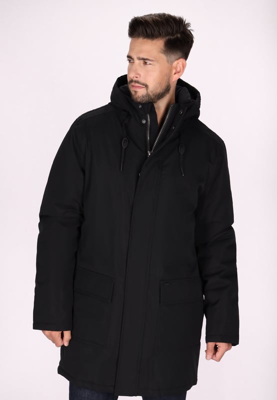 Ontdek de beste winterjas ontworpen voor lage temperaturen. Deze parka heeft een hoge kraag en een ritssluiting over de volledige lengte met drukknopen voor extra bescherming. Dankzij de verstelbare capuchon en lange mouwen zorgt hij voor warmte. Klepzakken verhogen de functionaliteit en het 5000 mm dikke waterdichte materiaal houdt je droog. Perfect voor een reis naar de bergen of een winteravontuur aan zee.  Winter parka