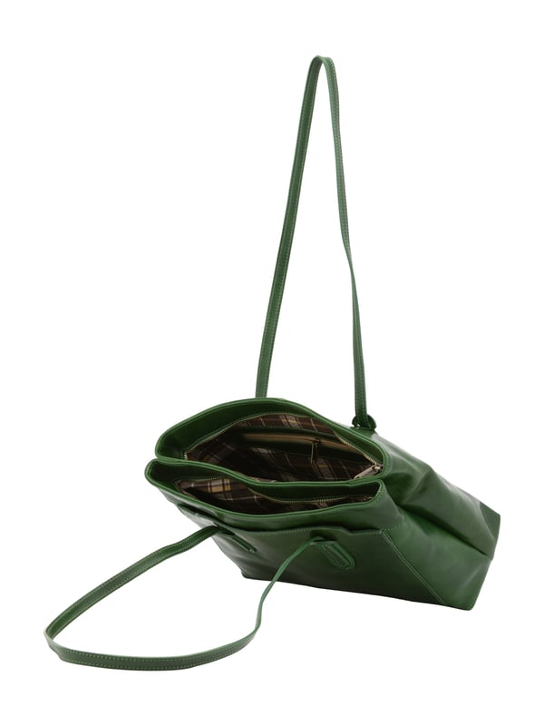 Bolso bandolera para mujer. El cierre es con cremallera. Los bolsillos internos son uno con cremallera. Los bolsillos externos son un frente abierto. Falta la correa para el hombro. El mango es de piel. Hay dos compartimentos internos. El material exterior es auténtica piel de vacuno. Internamente está forrado en algodón. Medidas: 35x26x12 cm. Hecho en Italia