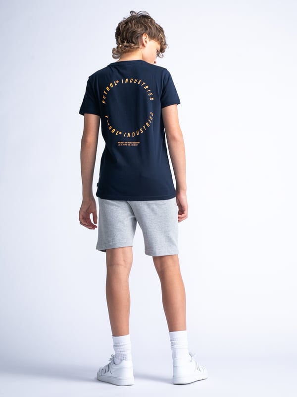 T-shirt met ronde hals en korte mouwen. Het T-shirt heeft een Petrol logo op de borst en rug. Gemaakt van 100% katoen. Verkrijgbaar in verschillende kleuren. Twijfel je tussen twee maten? Kies dan de grootste maat. T-shirt met korte mouwenRonde halsPetrol logo op de borst en rug100% katoenHet model is 150 cm lang en draagt maat 152