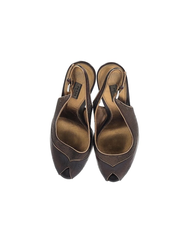 Prada Peep Toe Pailletten Slingback Pumps aus braunem Leder VINTAGE, RRP WIE NEU
Setzen Sie ein mutiges Fashion-Statement mit den Prada Peep Toe Pailletten Slingback Pumps aus braunem Leder, einem auffälligen Paar, das Eleganz und Stil versprüht. Die schicke Plateausohle und die himmelhohen Absätze, kombiniert mit den schimmernden Pailletten-Applikationen, schaffen einen glamourösen und trendsetzenden Schuh, der Luxus und Haute Couture ausstrahlt.
Prada Peep Toe Pailletten Slingback Pumps aus braunem Leder
Zustand: sehr gut
Material: Leder
Größe: EU40
Gebrauchsspuren: leichte Abnutzung an den Sohlen
SKU: 361790