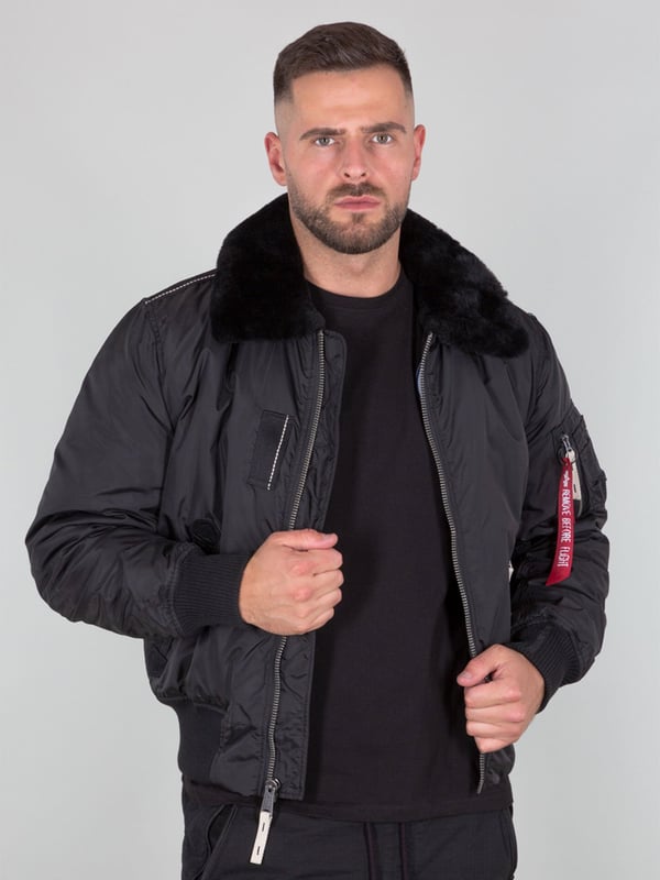 Moderne Bomberjacke mit abnehmbarem Pelzkapuze, gepolstertem Futter und Flugnylon-Außenmaterial. Kontrastnähte; Kragen aus Schafsleder; RBF-Tag; Druck auf dem Ärmel; Bedruckte Manschette. Produktnummer: 143104-03 SCHWARZ