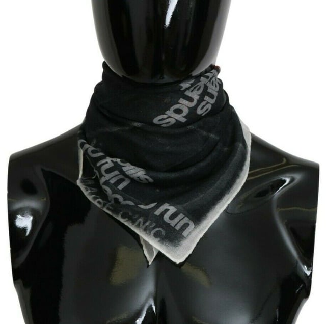 Gloednieuw met tags
  Geslacht: Mannen
  Kleur: Zwart met witte opdruk
  Materiaal: 20% Wol 80% Viscose
  Vervaardigd in Italie
  Afmeting: 65cm x 65cm
  Veelzijdig accessoire
  Logo details