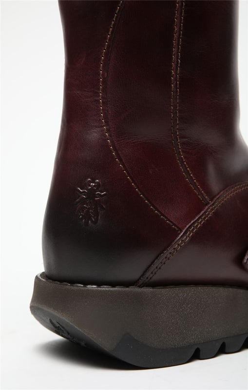 Las botas de cuero con hebilla MES 2 de Fly London para mujer de la línea Sminx son una elegante incorporación a cualquier guardarropa. Estas botas cuentan con una elegante correa lateral baja con una hebilla de marca de forma contemporánea, complementada con una segunda hebilla justo debajo de la línea superior moldeada. El logotipo característico de Fly London está grabado en el tacón alto con paneles. Fabricadas con parte superior de cuero de primera calidad, forro de microfibra y plantilla, ofrecen estilo y comodidad. La suela de goma TR duradera y el tacón de 3,5 cm garantizan la estabilidad, mientras que una cremallera lateral proporciona un fácil acceso. Parte superior: cuero, forro: microfibra, plantilla: microfibra, suela: goma TR, altura del tacón: 3,5 cm, cierre de cremallera, detalles de hebilla, logotipo grabado en el talón.
