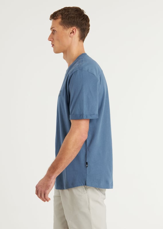 Das Brody ist ein T-Shirt mit normaler Passform, abgerundetem Saum, peached Stoff und unseren charakteristischen CHASIN'-Details.