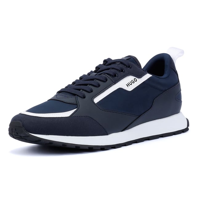 Hugo Icelin Runn Herren Navy Turnschuhe Stylische Sneakers mit einem Obermaterial aus einem Mix aus hochwertigen Materialien für Strapazierfähigkeit und Struktur. Der flache Knöchelkragen sorgt für einen eleganten Look und die gepolsterte Innensohle für ganztägigen Komfort. Die leichte EVA-Laufsohle sorgt für hervorragende Flexibilität und Unterstützung.