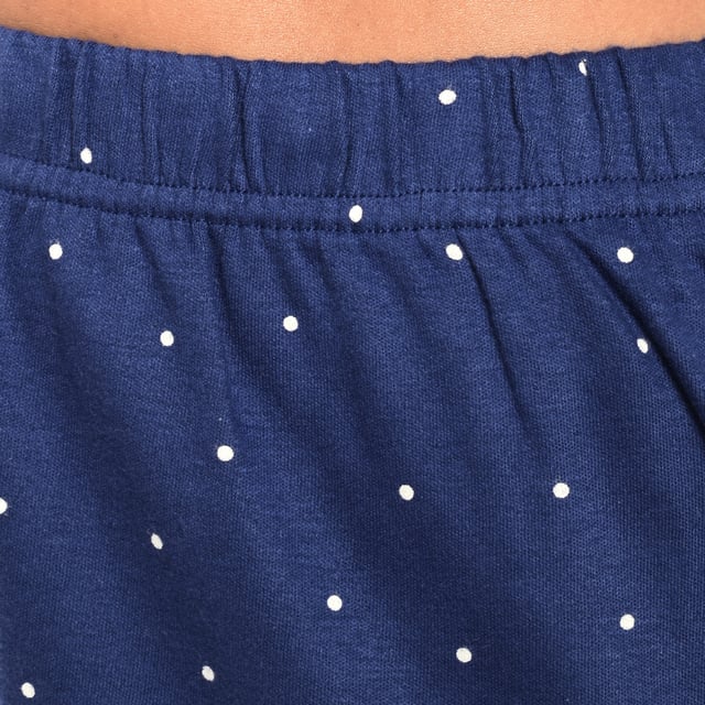 Kisses\u0026Love vinterpyjamas för kvinnor. Vinterpyjamas av högsta kvalitet!\n\n Dampyjamasen kombinerar en långärmad T-shirt med rund halsringning och långbyxor.\n Tillverkad av mjuka och andningsbara material, det garanterar komfort hela natten.\n Perfekt för höst/vinter, detta set erbjuder en perfekt balans mellan stil och komfort för en vilsam natts sömn.\n\n Exklusiv design och en mängd olika tryck: Vinterpyjamasen för damer finns i ett brett utbud av exklusiva mönster och tryck, så att du kan välja mellan olika stilar som speglar din personlighet och smak. Från tryck till ränder, varje pyjamas erbjuder en unik och speciell touch.\n\n Enkel skötsel och hållbarhet: Dampyjamasen är tillverkad av slitstark bomull och är lätt att tvätta i maskin och bibehåller sin mjukhet, färg och form tvätt efter tvätt. Detta enkla underhåll säkerställer att pyjamasen förblir ett favoritplagg i din garderob och erbjuder hållbarhet och praktiska egenskaper över tid, särskilt under de kallare årstiderna.\n\n Vinterpyjamas för kvinnor, den perfekta presenten till mors dag, jubileum, jul, nyår, födelsedag och mycket mer!\n\n Välj stil, kvalitet och komfort med Kisses\u0026Love!\n Sammansättning: 100% bomull\n Skötsel:\n- Tvättas i max temperatur. 30º.\n - Använd inte blekmedel.\n - Använd inte torktumlare.\n - Stryk vid låg temperatur, max. 110º.\n - Får inte kemtvättas.