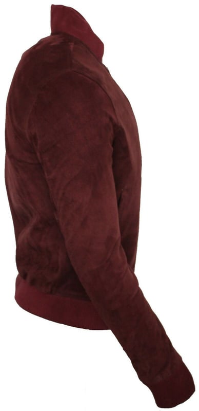 Invierte en un estilo atemporal con esta elegante y moderna chaqueta de cuero confeccionada en gamuza de cabra suave como la mantequilla. Esta chaqueta retro tiene dobladillos y puños elásticos y también un cierre frontal con cremallera para brindar un ajuste más cómodo. Dale el toque final perfecto a tus looks casuales y combina este estilo con jeans y zapatillas altas
