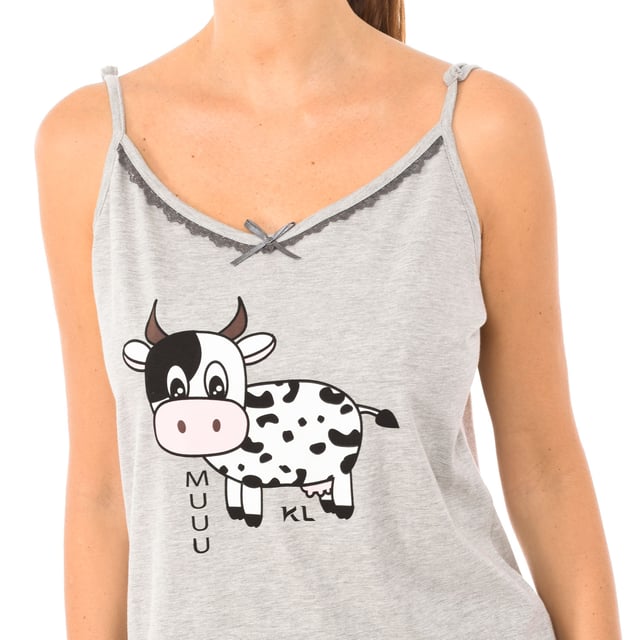 El pijama de mujer de verano 100% Algodón es la elección perfecta para disfrutar de frescura y comodidad durante las cálidas noches estivales. Este conjunto de pijama combina ligereza, suavidad y transpirabilidad en una prenda diseñada específicamente para ofrecer máximo confort durante la temporada de verano.

Características Principales:
Tejido Fresco y Transpirable: Fabricado completamente en algodón, este pijama asegura una sensación fresca y ligera contra la piel, permitiendo una óptima circulación del aire para mantener el cuerpo fresco durante las noches calurosas.

Diseño Veraniego: El pijama presenta un diseño ligero y cómodo, ideal para climas cálidos, que permite moverse con libertad y confort durante el descanso nocturno.

Manga Corta o Sin Mangas: Disponible en opciones de manga corta o sin mangas, proporciona opciones según las preferencias personales para adaptarse a diferentes estilos de descanso.

Ajuste Holgado: Con un corte que permite libertad de movimiento, este pijama ofrece un ajuste cómodo y relajado para un sueño reparador.

El pijama mujer de verano 100% Algodón es la elección ideal para quienes buscan frescura, comodidad y funcionalidad en sus prendas de dormir durante la temporada estival. Con su tejido transpirable, diseño veraniego y ajuste holgado, este pijama garantiza una experiencia placentera y refrescante en cada uso.
 Composición: 100% Algodón
 Cuidados:
Acepta la lavadora a temperatura máx. de 30º.
No resiste la lejía ni ningún otro clorato.
No resiste el lavado en seco.
No resiste la secadora.