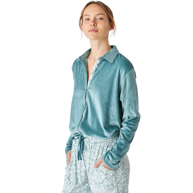 Women's long-sleeved pajamas with an elegant and comfortable design, ideal for lounging or relaxing at home.

 Its modern and sophisticated design adapts perfectly to the female figure, enhancing the silhouette with a chic and relaxed style.

 The set includes a long-sleeved top with buttons down the front, which provides practicality and a touch of style.

 The long pants have a loose fit and an elastic waistband that can be adjusted with drawstrings.

 In addition, the pants feature an attractive print, creating a charming contrast.

 The entire pajama set is made of soft velvet, making it ideal for cool nights and offering a feeling of exceptional warmth and comfort.
 Composition: Shirt: 95% Polyester, 5% Spandex; Pants: 95% Polyester, 5% Spandex
 Care:
-Machine wash cold on gentle cycle to prevent wear and tear on fibers.
 -Do not use bleach or whiteners
 -Line dry or tumble dry low to prevent shrinkage or loss of shape.
 -Iron at low temperatures.
