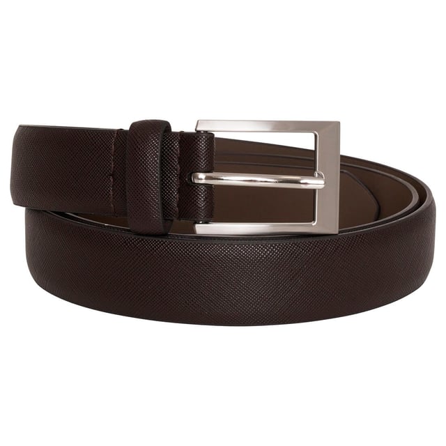 This classic belt is made from faux leather, complete your outfit with this stylish staple.