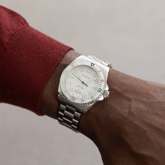 MANUFACTURER PRODUCT NUMBER YA136336CATEGORY WatchesBRAND GUCCIWATCH MARKERS DotsWATER RESISTANT 200 MetresMOVEMENT QuartzCASE MATERIAL Stainless SteelDIAL COLOUR GreySTRAP MATERIAL Stainless SteelDIAMETER 40mmBRAND COLLECTIONS Gucci Dive