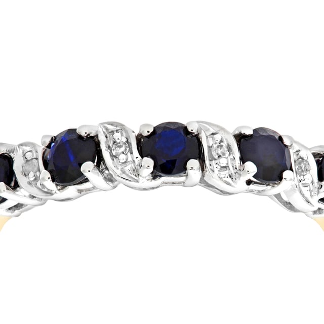 9K (375) geel goud: 2 gram; # Diamant: 0,02 ct; # Saffier: 0,78 ct