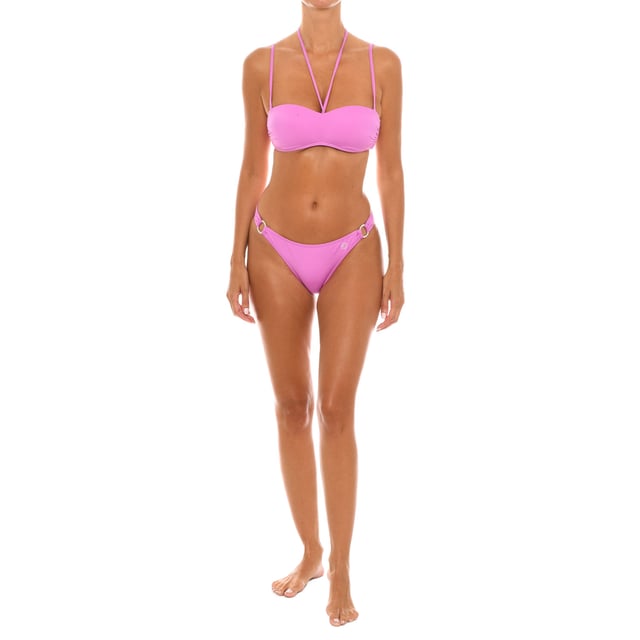 Bandeau bikini 56638 woman.

 It features a strapless design, with adjustable and removable straps.
 The option to remove the straps allows for versatility in the look and comfort.
 It has a rimless cup to offer a more natural, soft and comfortable effect to the bust.
 It has a hook closure in the back for easy on and custom fit.

 The bikini bottoms have a classic cut, which is flattering for different body types.
 Completely lined.
 These classic swim briefs are a versatile and practical option for the beach and pool.

 The Marie Claire brand is recognized for its fashion designs and trends in the swimwear sector.
 This Marie Claire bikini is an attractive and versatile option to wear on the beach, pool or other water activities.
 Its elegant and feminine design makes it a suitable garment for both a day at the beach and for more formal events or situations.
 Composition: 78% Polyamide, 22% Elastane
 Care:
Wash at maximum temperature 30º.
 Do not use dryer.
 Do not use bleach.
 Do not iron.
 Do not dry clean.