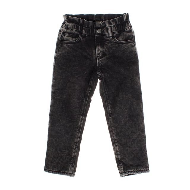 Este pantalón de niñas combina estilo y funcionalidad. 

Confeccionado en mezclilla suave y duradera, presenta un diseño de cinco bolsillos clásicos y un cierre frontal con cremallera y botón. 

Este diseño presenta una cintura elástica fruncida que garantiza un ajuste cómodo y seguro. 

El cierre es discreto, con un gancho oculto en el interior y una cremallera, mientras que el botón decorativo en el frente mantiene un aspecto limpio y moderno. 

En su interior, está forrado con polar suave, proporcionando una capa adicional de calidez y confort, ideal para mantener a las más pequeñas abrigadas en climas fríos. 

Es una opción versátil y acogedora para el día a día.
 Composición: Exterior: 99% Algodón, 1% Elastano; Interior: 100% Poliéster
 Cuidados:
- Lavar a máquina con agua fría.
- Utilizar colores similares en el lavado.
- Evitar el uso de blanqueadores.
- Secar a baja temperatura en secadora.
- Planchar a baja temperatura.
- No lavar en seco.