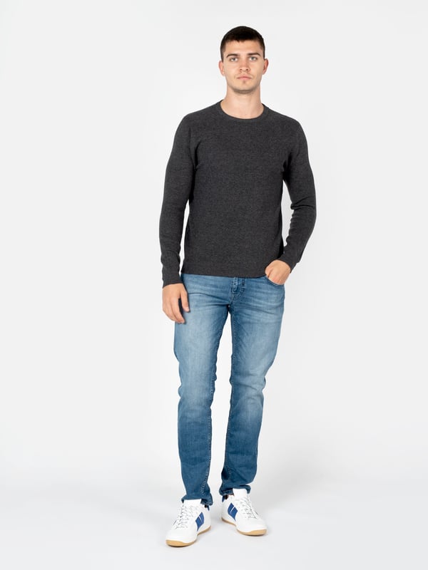 De eenvoudige snit van deze trui is de kwintessens van tijdloze elegantie die geweldig zal staan in elke garderobe, zelfs de meest minimalistische.

De C-halslijn geeft een subtiele touch aan je look en laat je favoriete juwelen of stropdas goed uitkomen.

De gebreide taille en mouwen zorgen voor een perfecte pasvorm en dat de trui zijn vorm behoudt, wat cruciaal is voor het comfort en de levensduur van het kledingstuk.

Het discrete maar opvallende bedrijfslogo op de hals is een bewijs van de authenticiteit en hoge positie van het merk in de modewereld.

Gemaakt van gebreid materiaal van hoge kwaliteit dat niet alleen garant staat voor zachtheid en comfort, maar ook bestand is tegen pilling en gemakkelijk te onderhouden is.