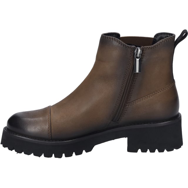 Die Sallina 06 Stiefelette von JOSEF SEIBEL repräsentiert in ihrem edlen cognacfarbenen Gewand nicht nur eine zeitlose Eleganz, sondern steht auch für den unverkennbaren Tragegenuss, den man von einer renommierten Bequemschuhmarke erwartet. Gefertigt aus feinstem Nubukleder, das sorgfältig aus Rindsleder ausgewählt wurde, spiegelt dieser Damenschuh die Hingabe der Marke wider, Qualität und Langlebigkeit mit modernem Komfort zu verbinden. Die schwarze Sohle, hergestellt aus EVA, einem Material, das Leichtigkeit und Flexibilität verspricht, ist grob strukturiert, um auch auf Outdoor-Abenteuern optimalen Halt zu bieten. Eine Besonderheit dieser Stiefelette ist die AGO-Fertigungsart, die eine leichte und formbeständige Machart gewährleistet, indem das Lederoberteil mit der Innensohle verklebt und anschließend die Laufsohle aufgebracht wird. Dies verdeutlicht die moderne Interpretation traditioneller Schuhmacherkunst, die JOSEF SEIBEL so einzigartig macht. Die Möglichkeit, das Mikrofaser-Fußbett auszutauschen, erlaubt es, ein individuelles orthopädisches Fußbett zu verwenden, um den Tragegenuss weiter zu personalisieren. Mit einem Blockabsatz von 4,5 cm Höhe ist die Stiefelette nicht nur ein optischer Hingucker, sondern bietet auch einen angenehmen Laufkomfort. Geeignet für die Herbstsaison, lässt sich die Sallina 06 ideal zu Streetwear kombinieren und ist der perfekte Begleiter für vielfältige Freizeitaktivitäten. Der Reißverschluss erleichtert das An- und Ausziehen und unterstreicht den praktischen Aspekt dieses Modells. In der Produktlinie Josef Seibel verankert, verkörpert diese Stiefelette modernen Komfort und Perfektion in Passform und Funktion, hergestellt aus hochwertigen Materialien, die fern von der Fast Fashion-Bewegung, für Slow Fashion und Nachhaltigkeit stehen.