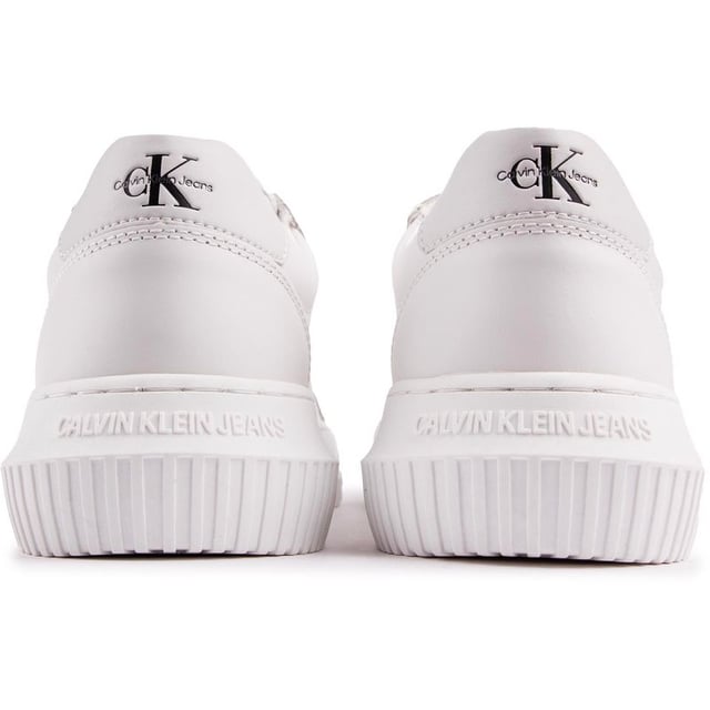 Calvin Klein Jeans Chunky Cupsole Entrenadores Elegante y vanguardista. Estas zapatillas deportivas Cup blancas de Calvin Klein Jeans son imprescindibles para tu guardarropa de diseñador elegante e informal. Estas cómodas zapatillas de deporte tienen una parte superior blanca suave. suela gruesa. ojal superior grabado y los famosos logotipos de CK Jeans en el lateral y el talón. Ideal para completar tus elegantes looks de diseñador.
