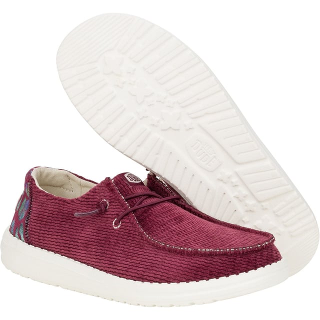 Feist und modisch - Wendy Corduroy Leo ist da. Obermaterial aus Corduroy-Textil, Absatz mit schillerndem Tierprint und vier kombinierbare Farbvarianten. Vorne ist Business angesagt, hinten ist Party angesagt in dieser Saison.