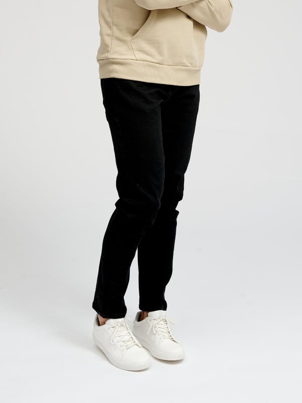 Reguläre Jeans von TeeShoppen
Jeans von TeeShoppen sind schick, bequem und stilvoll und damit das ganze Jahr über eine perfekte Wahl für jedes Outfit. Finden Sie das perfekte Paar Jeans, um Ihren Look und Ihre Garderobe zu vervollständigen. Hier sehen Sie Jeans in Schwarz.

 Welche Größe hat die Jeans?  
Jeans gibt es in 36 verschiedenen Größen, die für Männer geeignet sind. Siehe und wählen Sie Ihre Größe unter "Größe".

 Über TeeShoppen
Bei TeeShoppen sind wir stolz darauf, unsere eigenen Produkte anzubieten. Mit unserem Sortiment möchten wir Ihnen die Möglichkeit geben, Ihre Garderobe mit einfacher und moderner Kleidung zu ergänzen. Unsere Kleidung ist so konzipiert, dass sie für eine Vielzahl von Anlässen geeignet ist und gleichzeitig aus hochwertigen Materialien hergestellt wird, die einen hohen Tragekomfort gewährleisten. Wenn Sie einen zeitlosen Anbieter von Mode für Männer und Frauen suchen, dann sind Sie bei uns genau richtig. Bei TeeShoppen zahlen Sie nur für Qualität und Service, die uns wichtig sind. Wir erweitern ständig unser Sortiment, um mit der sich ständig verändernden Modewelt Schritt zu halten.