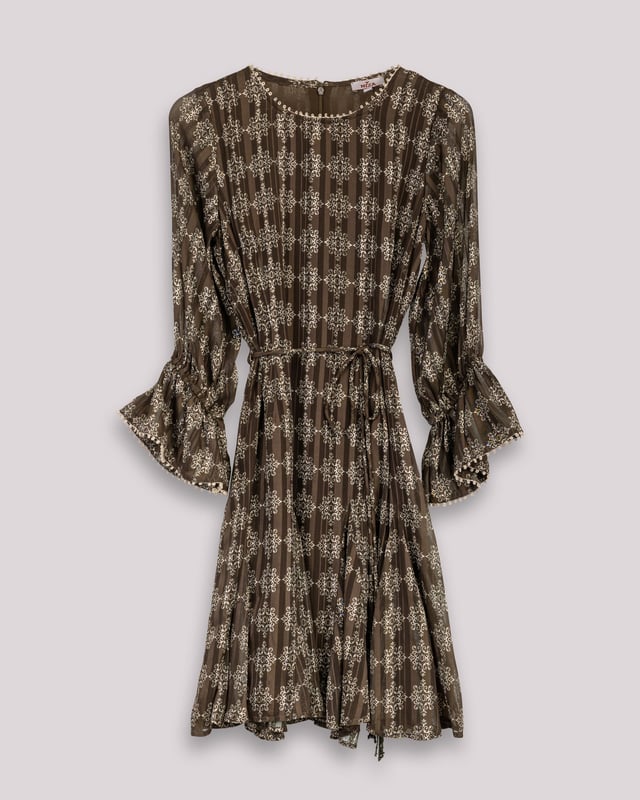 El vestido con volantes Catalina en marrón te envuelve en la magia del otoño. Su diseño fluido y detalles de volantes aportan un toque de romanticismo y dinamismo a tu look. Ideal para cualquier evento, esta prenda destaca por su estilo elegante y femenino.
 
 
 
 Vestido corto con cuello redondo. 
 
 Cierre en espalda con cremallera. 
 
 Manga Francesa con terminación de volante. 
 
 Bajo con quillas. 
 
 Cinturón de cordón con terminación de abalorios. 
 
 Tejido con textura de rayas. 
 
 Estampado geométrico.